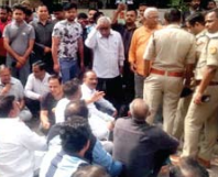 मेरठ में व्यापारियाें ने दूसरे दिन भी प्रदर्शन किया